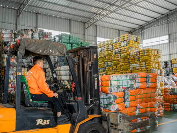 Professional Container Loading of second hand Clothes in Bale