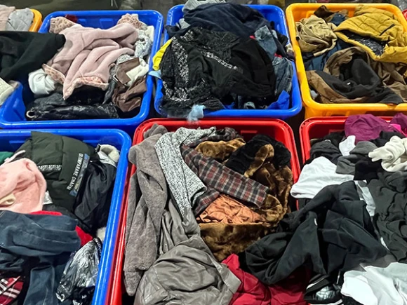 90% new used clothing (2)