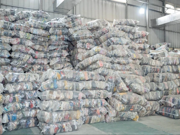 Abundant inventory of mixed second hand shoes in bulk